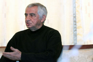 اصلا رونالدو کیست، او باید افتخار کند به ایران می آید؟!/ برای بازی با آنگولا 10 میلیارد می دهند، 30 میلیارد هم خودشان می خورند!/ ویدئو