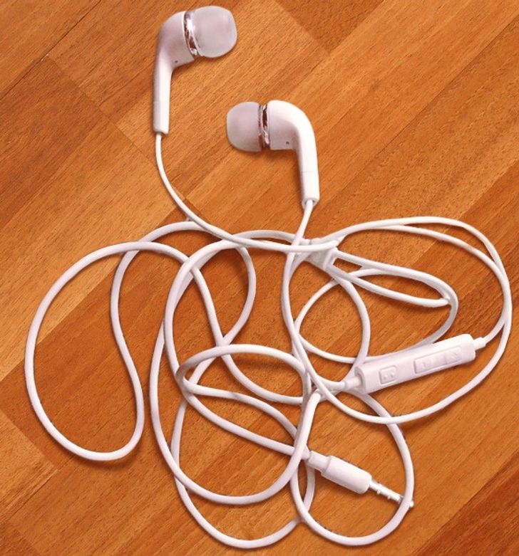 1696903384 978 ۱۱ وسیله شخصی که حتی با نزدیکان تان هم نباید