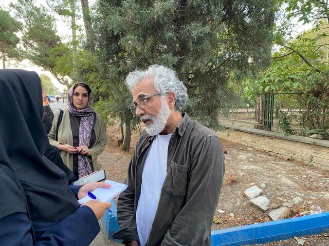 بهروز افخمی در شهرک محل سکونت داریوش مهرجویی و وحیده محمدی‌فر/ ویدئو