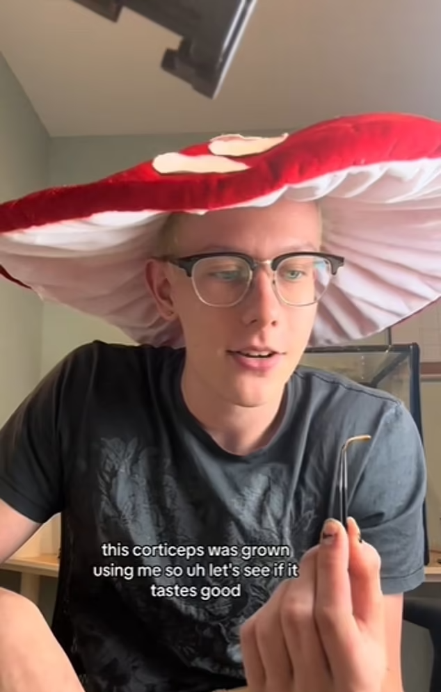 1698998245 677 این فرد قارچ های زامبی را با خون و پوست