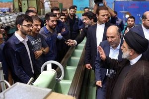 ماجرای اخراج یک کارگر نخبه دو هفته بعد از دریافت جایزه از دست رئیس جمهور/ ویدئو