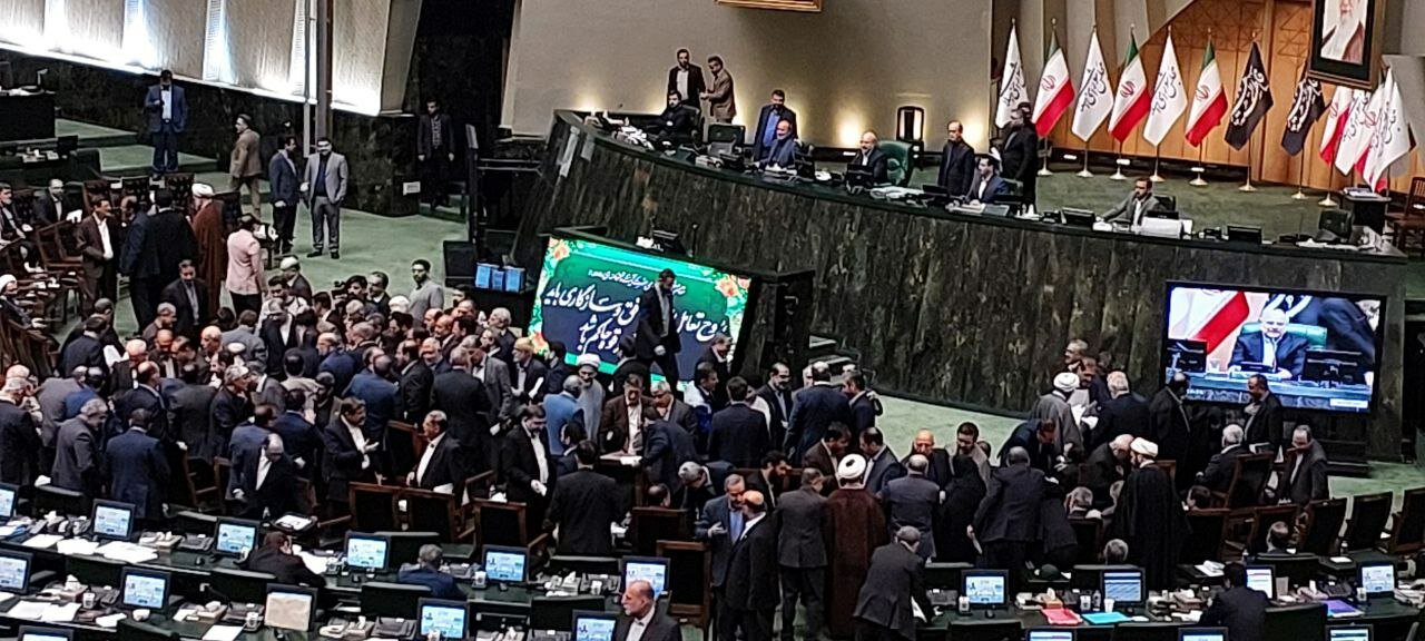 رئیسی در حلقه وزیرانش به مجلس رفت/ لایحه بودجه ۱۴۰۳ به صحن رسید 14 رئیسی در حلقه وزیرانش به مجلس رفت /لایحه بودجه ۱۴۰۳ به صحن رسید +عکس