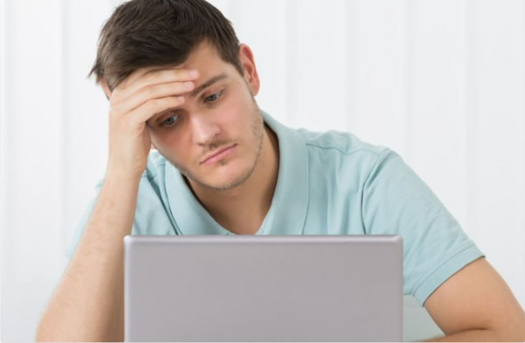 ۸ نشانه نامرئی که می‌گویند حس می‌کنید آدم به دردبخوری نیستید