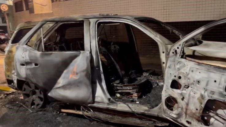 خودروی بازیکن سانتوس در آتش سوخت/ عکس