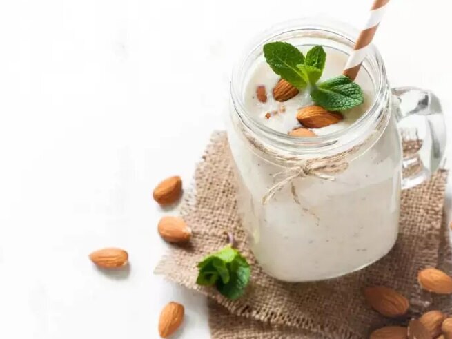 ۴ نوشیدنی که به افت وزن در خواب پشتیبانی می کنند 18 ۴ نوشیدنی که به کاهش وزن در خواب کمک میکنند