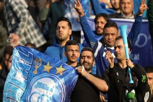 تجمع هواداران استقلال مقابل باشگاه/ حمایت از نکونام و شعار علیه خطیر/ ویدئو