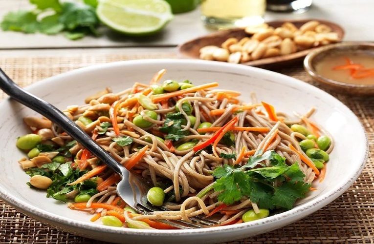 سالاد نودل با سس مخصوص