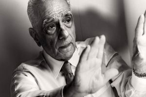 مارتین اسکورسیزی، به‌گفتن بازیگر جلوی دوربین می‌رود