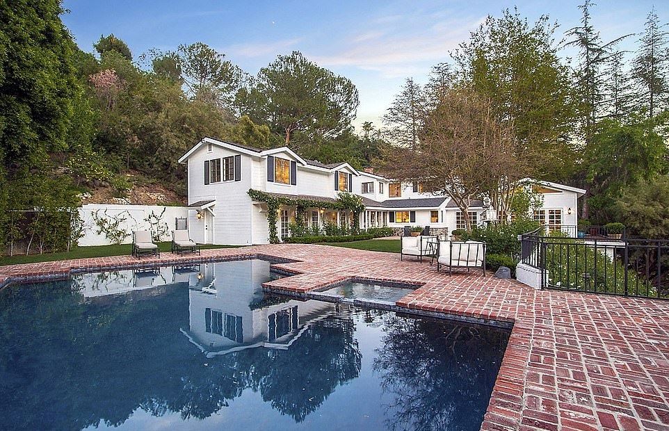 سلبریتی های ثروتمند هالیوود که برای خرید خانه وام های کلان گرفته اند_آینده 36 1710771004 363 سلبریتی های ثروتمند هالیوود که برای خرید خانه وام های