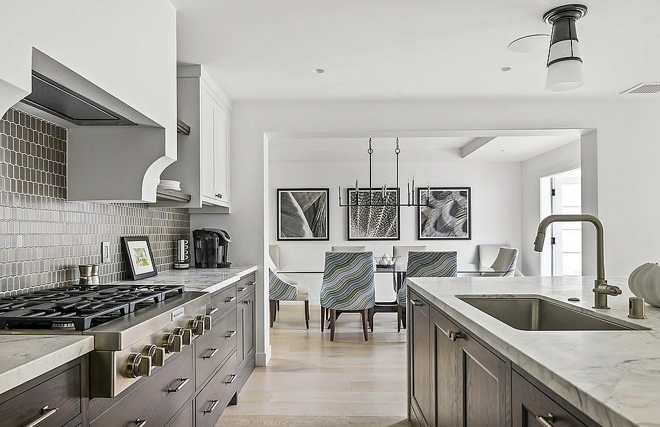 سلبریتی های ثروتمند هالیوود که برای خرید خانه وام های کلان گرفته اند_آینده 37 1710771006 648 سلبریتی های ثروتمند هالیوود که برای خرید خانه وام های