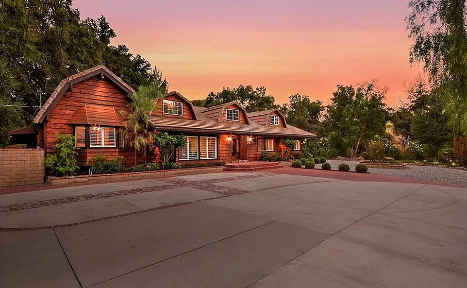 سلبریتی های ثروتمند هالیوود که برای خرید خانه وام های کلان گرفته اند_آینده 39 1710771008 15 سلبریتی های ثروتمند هالیوود که برای خرید خانه وام های