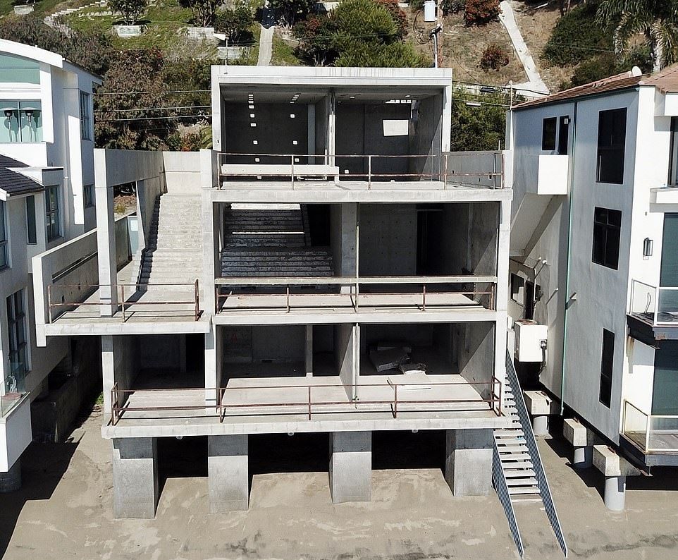 سلبریتی های ثروتمند هالیوود که برای خرید خانه وام های کلان گرفته اند_آینده 40 1710771008 505 سلبریتی های ثروتمند هالیوود که برای خرید خانه وام های