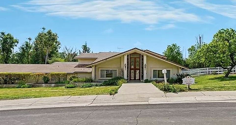 سلبریتی های ثروتمند هالیوود که برای خرید خانه وام های کلان گرفته اند_آینده 42 1710771009 748 سلبریتی های ثروتمند هالیوود که برای خرید خانه وام های