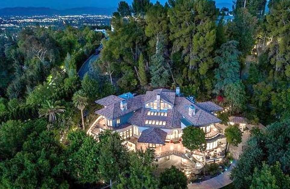 سلبریتی های ثروتمند هالیوود که برای خرید خانه وام های کلان گرفته اند_آینده 44 1710771011 363 سلبریتی های ثروتمند هالیوود که برای خرید خانه وام های