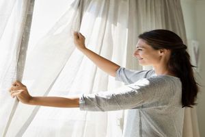 شستن پرده های سفید در خانه تکانی با چند مسئله ساده