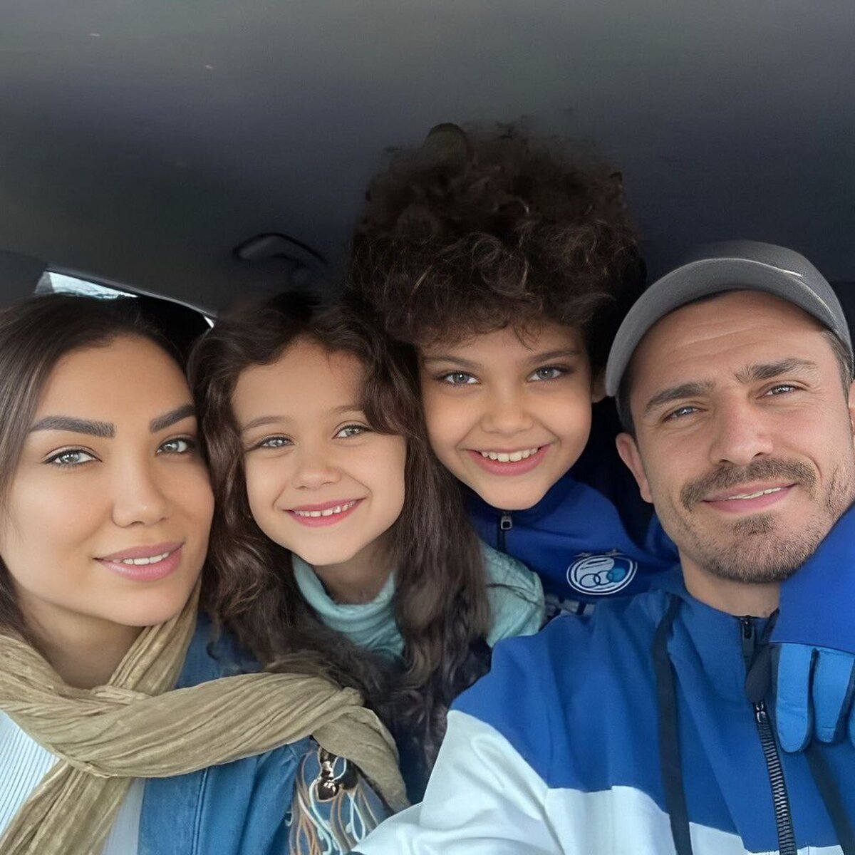 عکسی از وریا غفوری و خانواده‌اش که به تازگی منتشر شده / همه درباره زیبایی‌های یک خانواده حرف می‌زنند (+عکس)