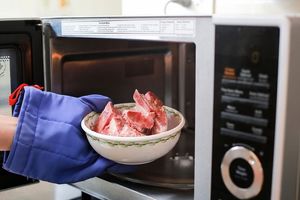 گذاشتن غذا در مایکروویو تا چه حد بی‌خطر است؟_آینده