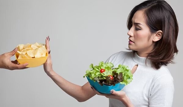 آب رسانی پوست از درون؛ با مراعات این نکات خشکی پوست را از بین بردن کنید_آینده 28 آبرسانی پوست از درون؛ با رعایت این نکات خشکی پوست را رفع کنید