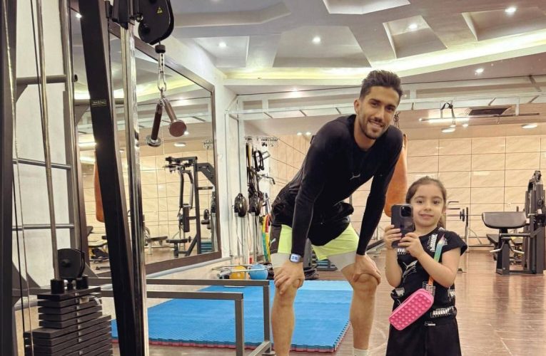 تمرین پدر و دختری حسین حسینی در باشگاه بدنسازی/ عکس_آینده