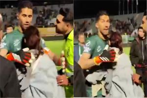 جنجال بغل کردن گلر استقلال توسط یک زن جیمی جامپ در اراک!/ دعوا یکی از پلیسهای حاضر در ورزشگاه اراک به او/ ویدئو_آینده 16 جنجال بغل کردن گلر استقلال توسط یک زن جیمی جامپ در اراک!/ دعوا یکی از پلیسهای حاضر در ورزشگاه اراک به او/ ویدئو_آینده