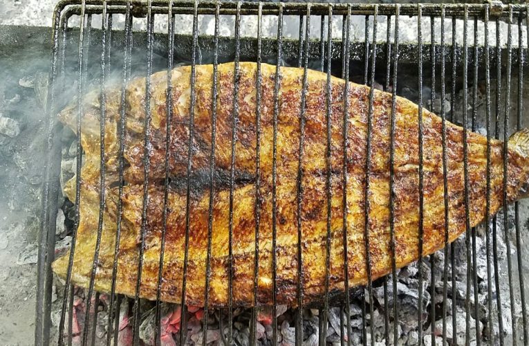 ماهی کبابی را با این روش خاص بپزید_آینده