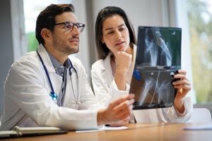 نقش شگفت جنسیت پزشک بر درمان بیماران/ پزشک زن یا پزشک مرد؟_آینده