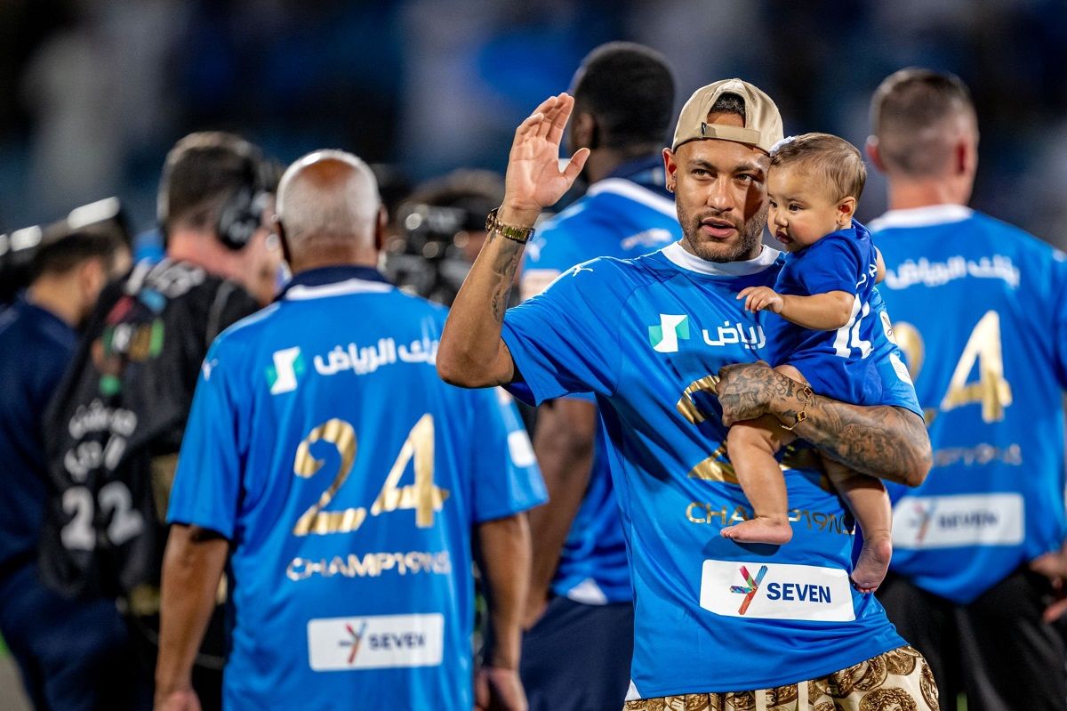 1715464740 507 نیمار و دخترش در جشن قهرمانی الهلال عربستان عکس آینده