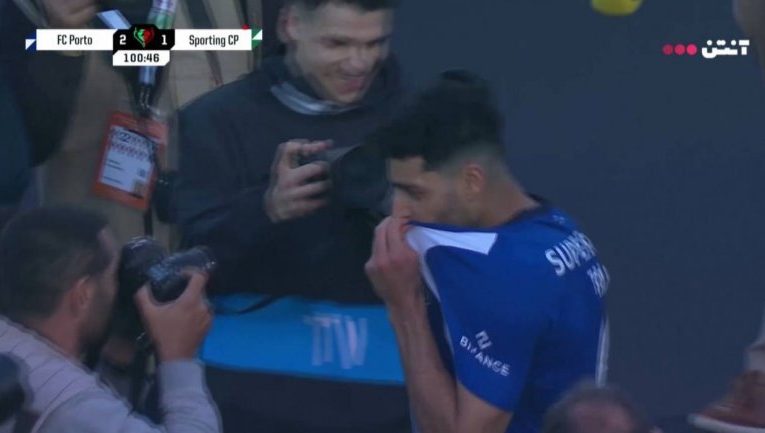 بوسه خاص طارمی بعد از آخرین گل برای پورتو!/ عکس_آینده