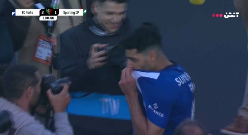 عکس‌| بوسه خاص طارمی پس از آخرین گل برای پورتو!