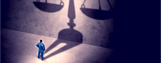 وقتی دیگران را قضاوت می کنیم چه اتفاقی می افتد؟