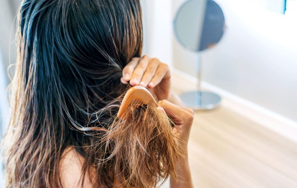 چگونه از آسیب آب سخت به موها جلوگیری کنیم؟