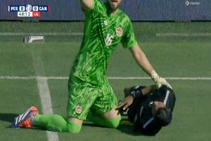 از هوش رفتن پشتیبانی‌داور در میانه بازی به علت گرما و رطوبت هوا/ ویدئو_آینده