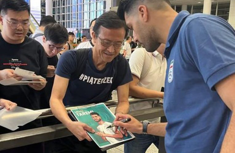 امضا گرفتن فوتبال‌دوستان هنگ کنگی از «مهدی طارمی» در فرودگاه این سرزمین/ عکس_آینده