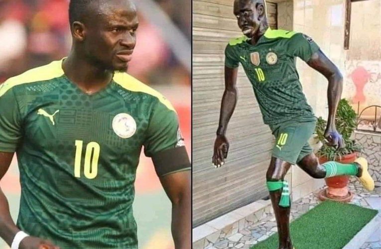 هدیه شگفت به سادیو مانه؛ مجسمه‌ای که هیچ شباهتی به او ندارد!/ عکس_آینده