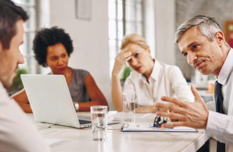 چرا دیگران را بی قیمت می کنیم تا خودمان بدرخشیم؟_آینده