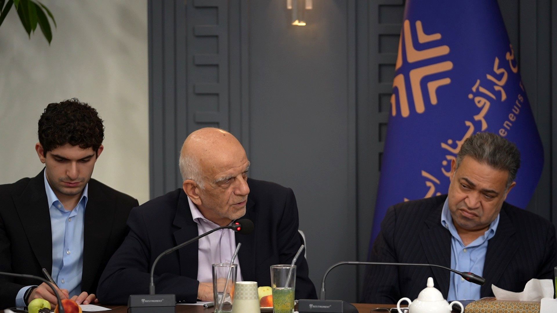 1724066444 992 در قسمت اقتصادی با کارافرینان همفکری خواهم کرد آینده