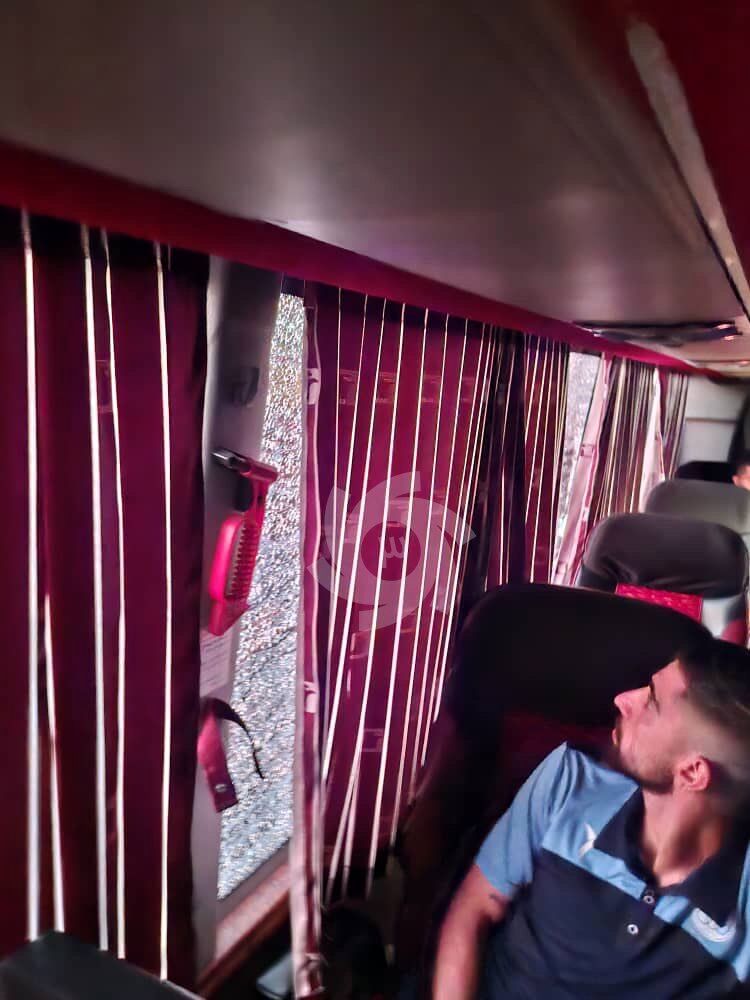 شیشه اتوبوس استقلال با سنگ ناکامی/ عکس_آینده 14 عکس| استقلالیها سنگباران شدند/ شیشه اتوبوس آبیها را شکستند