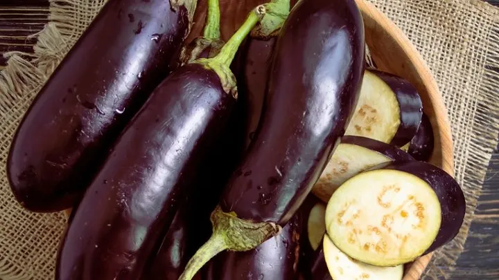۱۳ خاصیت بی‌ نظیر دمنوش پوست بادمجان طرز تهیه