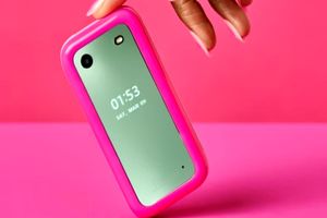 اراعه گوشی باربی‌نشان با «بازی مار»؛ سازندگان این موبایل غیرهوشمند می‌گویند سم‌زدایی دیجیتالی می‌کند_آینده