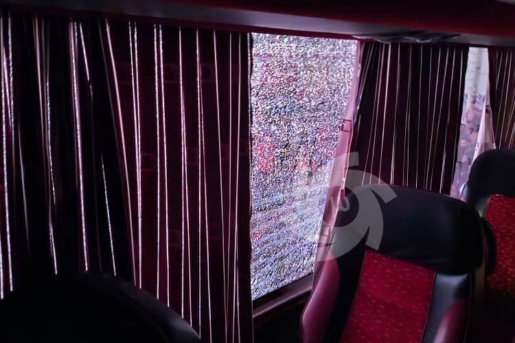 شیشه اتوبوس استقلال با سنگ ناکامی/ عکس_آینده