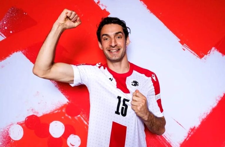 گئورگی گولسیانی همراه با خانواده‌اش در کنار برج میلاد/ عکس_آینده