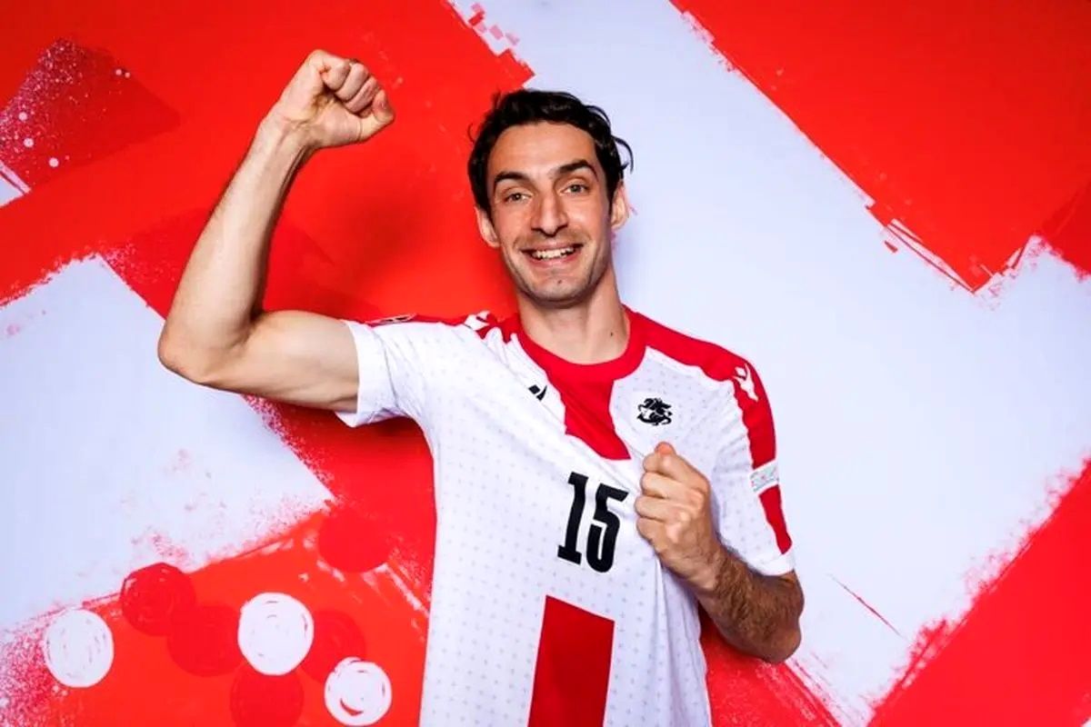 گئورگی گولسیانی همراه با خانواده‌اش در کنار برج میلاد/ عکس

