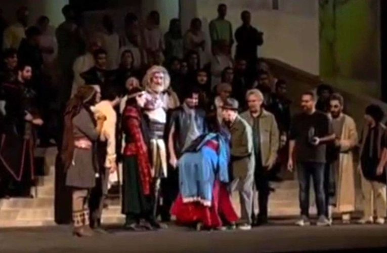 گوهر خیراندیش، دست علی نصیریان را بوسید/ ویدئو_آینده