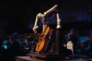 ویولن‌سل نوازی یک ربات با ارکستر سمفونیک برای اولین بار/ ویدئو