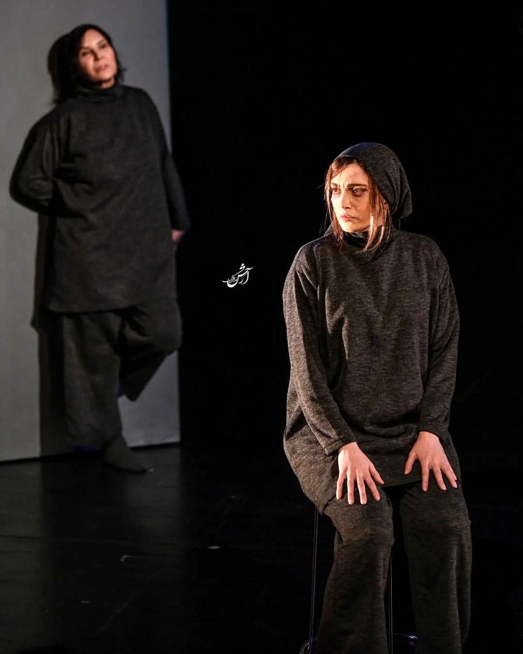 اجرای تازه ترین تاثییر جلال تهرانی در تئاتر شهر اغاز شد؛ اغاز توفانی «بونکر دوم/ شکارچی و قطار»_آینده 20 photo 2024 12 30 21 58 46 2