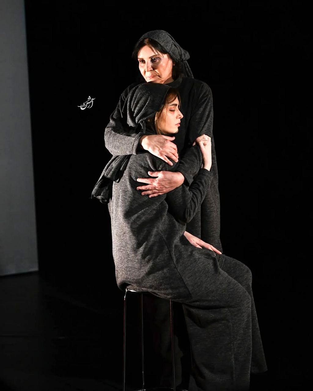 اجرای تازه ترین تاثییر جلال تهرانی در تئاتر شهر اغاز شد؛ اغاز توفانی «بونکر دوم/ شکارچی و قطار»_آینده 22 photo 2024 12 30 21 58 47 2