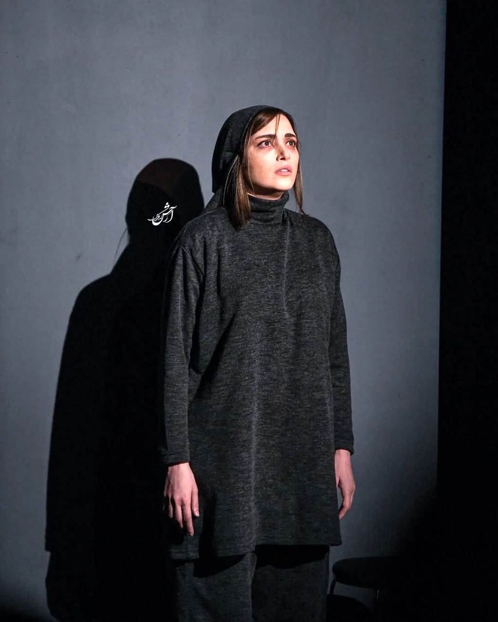 اجرای تازه ترین تاثییر جلال تهرانی در تئاتر شهر اغاز شد؛ اغاز توفانی «بونکر دوم/ شکارچی و قطار»_آینده 19 photo 2024 12 30 21 58 45