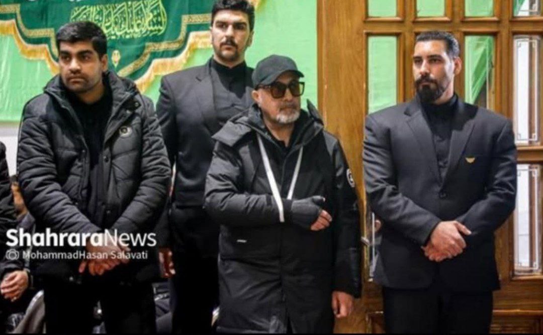 رضا عطاران با دست گچ گرفته در مراسم درگذشت پدرش در مشهد/عکس_آینده 14 رضا عطاران