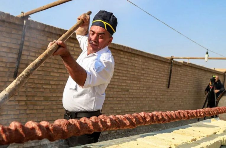 ثبت رکورد طویل‌ترین کباب ایران با ۲۲۰ متر در یزد/ تصاویر_آینده