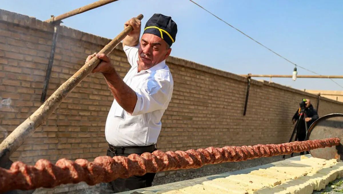 ثبت رکورد طولانی‌ترین کباب ایران با ۲۲۰ متر در یزد/ تصاویر
